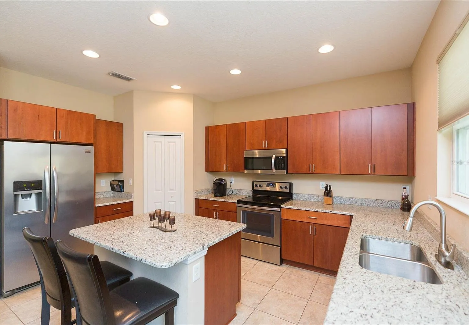 4 bed, 1880 sqft, $2,395 — Photo 2