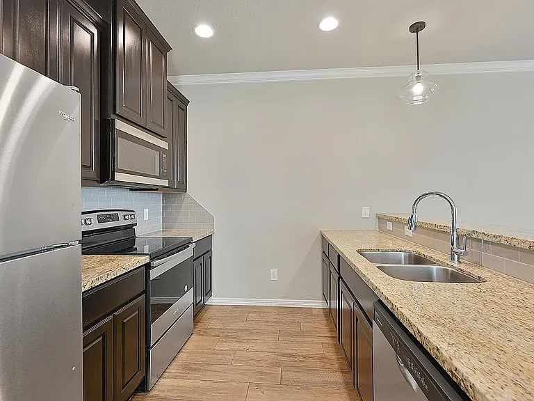401 Ash St — Photo 16