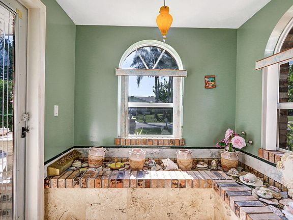 3rd image of 620 SW Granadeer Street