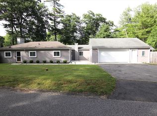 90 Oakwood Rd, Brimfield, MA 01010