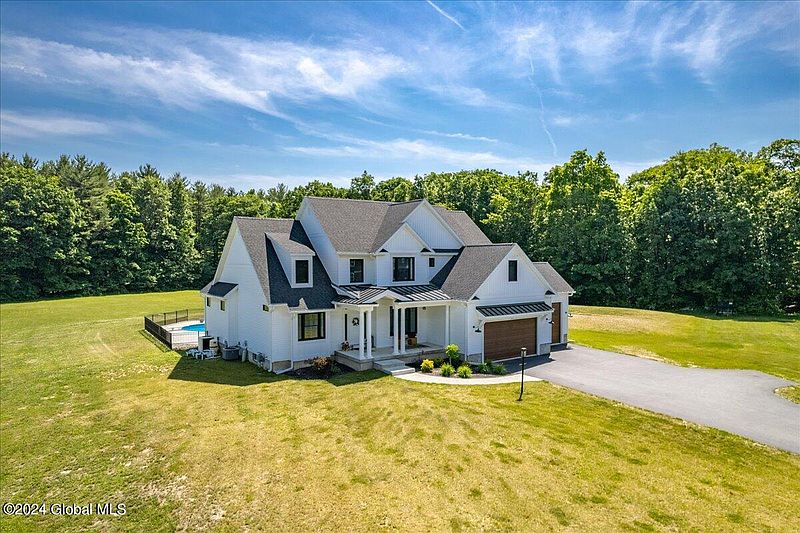 4th image of 25 Pine Hollow Drive