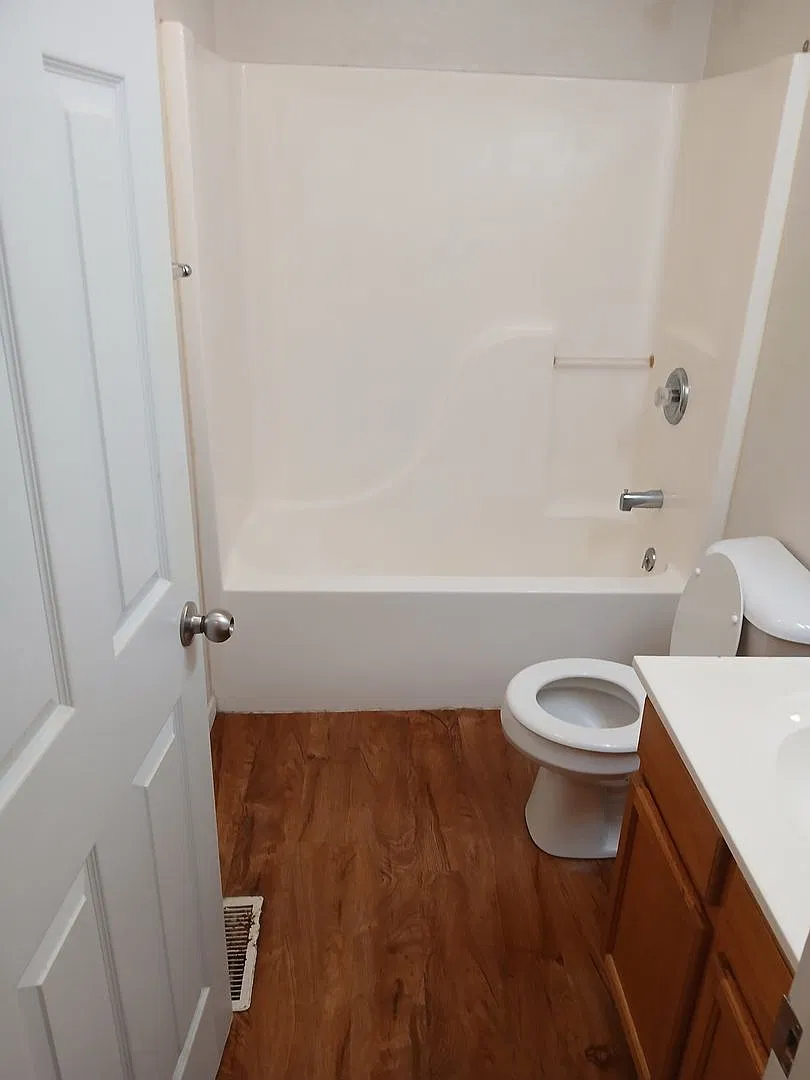 631 Scottsvale Dr — Photo 4