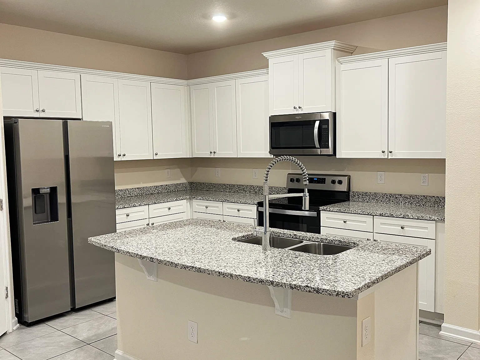 3 bed, 2.5 bath, 1722 sqft, $2,300 — Photo 2
