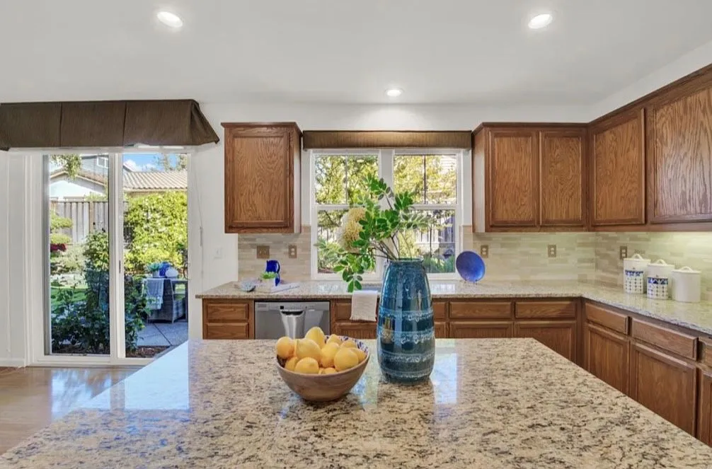 4 bed, 2600 sqft, $5,495 — Photo 1