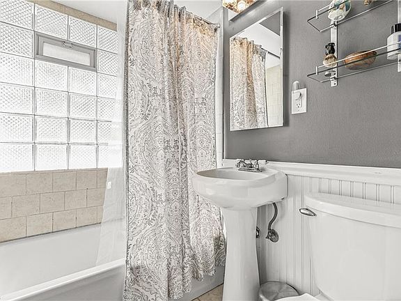 3rd image of 25700 Forestview Ave