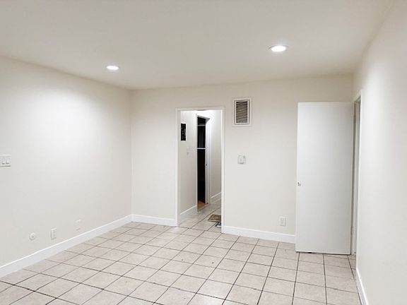 5th image of 14609 Saticoy St #3