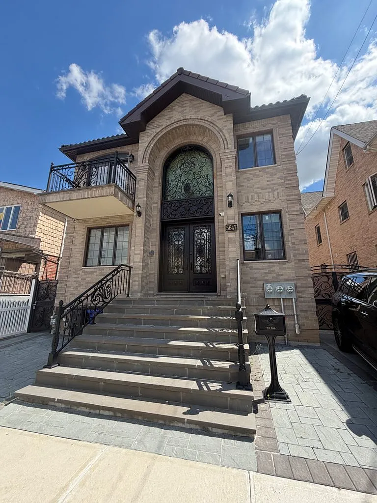 5 bed, 1400 sqft, $4,600 — Photo 1