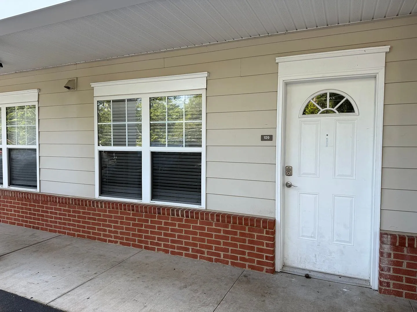 Immaculate 3/2bath one level unit- ETSU Campus- Water, Internet and Trash included! — Photo 2