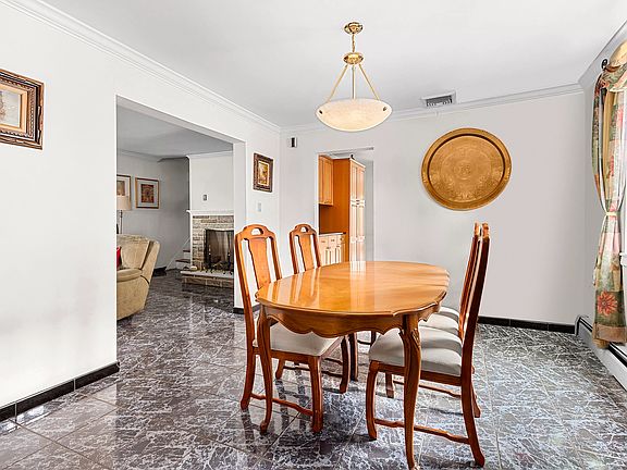 5th image of 1552 Dwight Pl