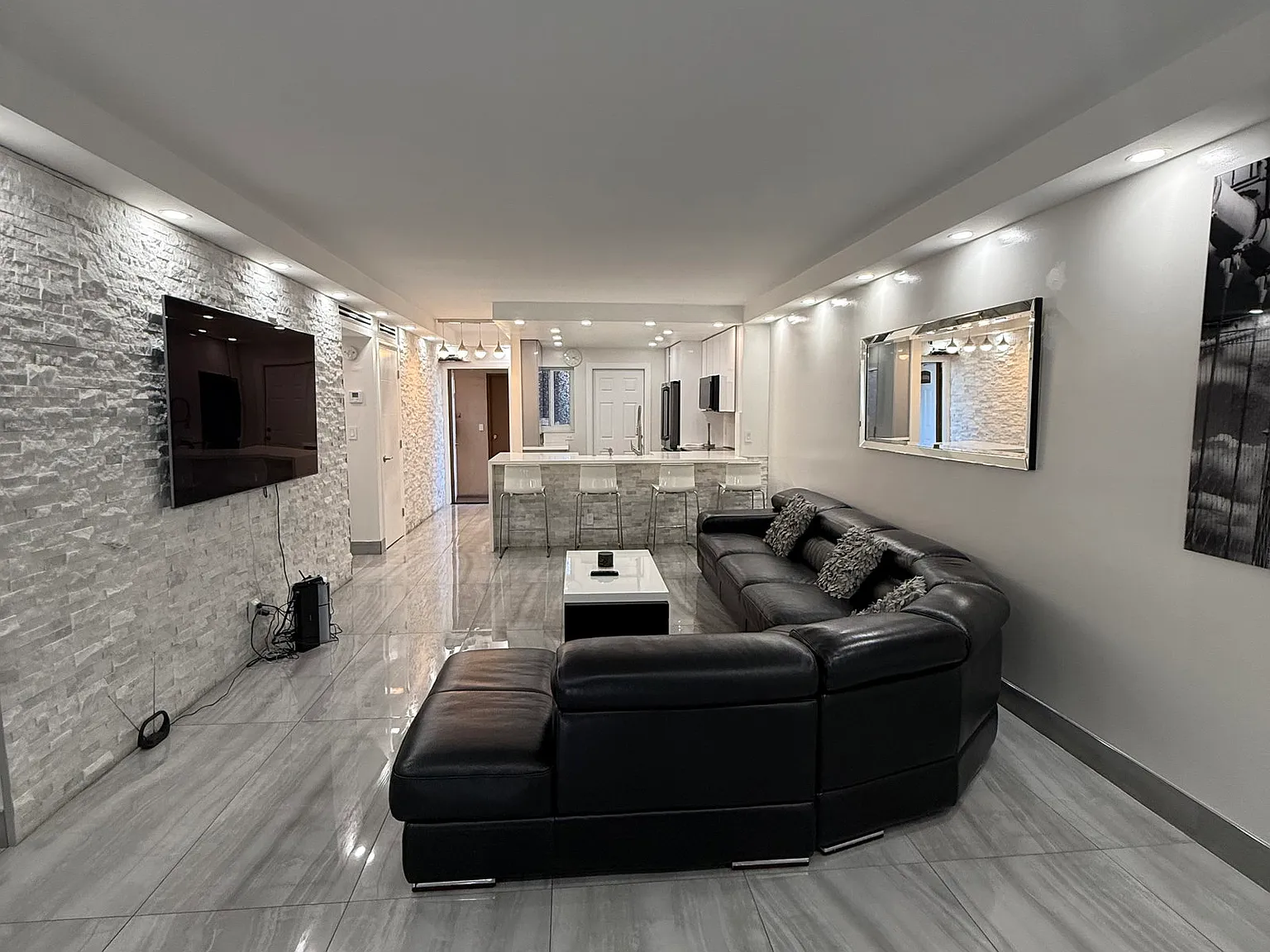 2 bed, 2.0 bath, 1060 sqft, $2,100 — Photo 1