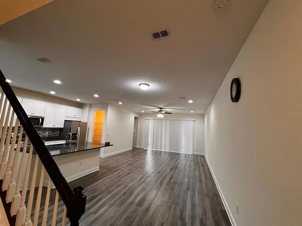 3 bed, 2.5 bath, 2307 sqft, $2,990 — Photo 4