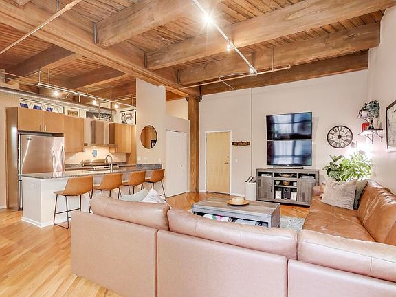 4th image of 1040 W Adams St Unit 370