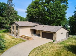 775 Lakeview Dr, Shoreview, MN 55126