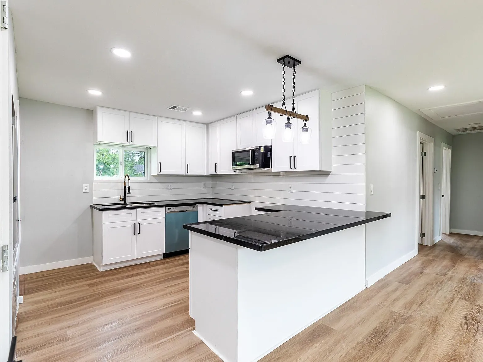 3 bed, 2.0 bath, 1250 sqft, $1,750 — Photo 4