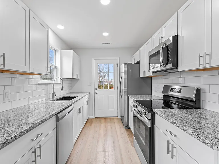 329 Simpson St — Photo 11