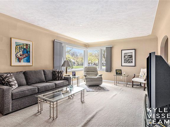 4th image of 2139 Anderson Dr SE
