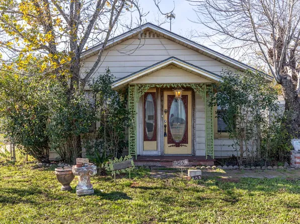 905 4th St, Floresville, TX 78114