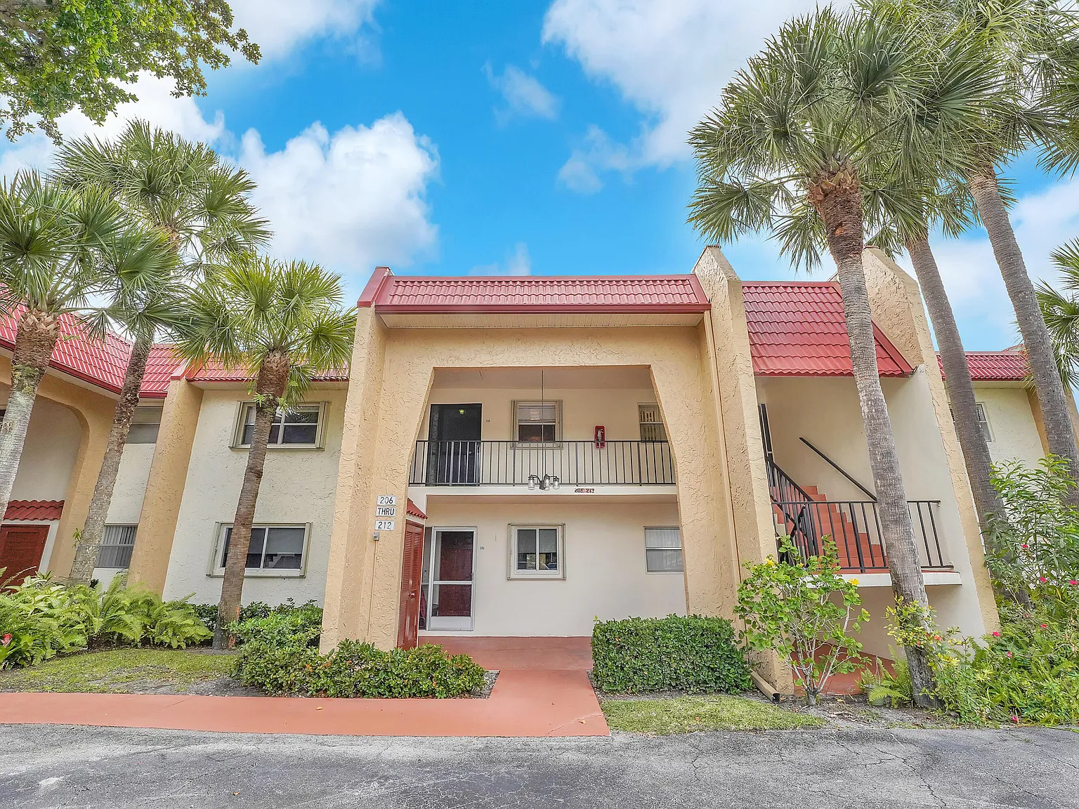 2 bed, 2.0 bath, 1021 sqft, $2,200 — Photo 2