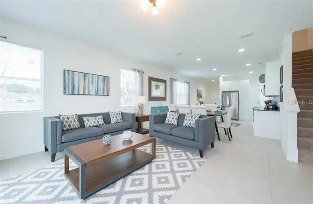 4 bed, 2.5 bath, 1948 sqft, $2,095 — Photo 3