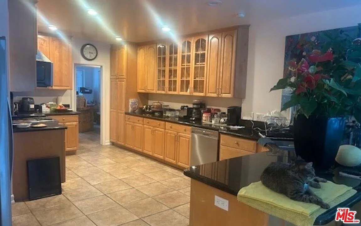4 bed, 3.0 bath, 2862 sqft, $12,500 — Photo 4