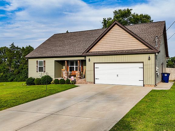 5th image of 122 Blue Grass Dr