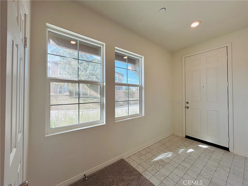 5 bed, 2501 sqft, $3,800 — Photo 3
