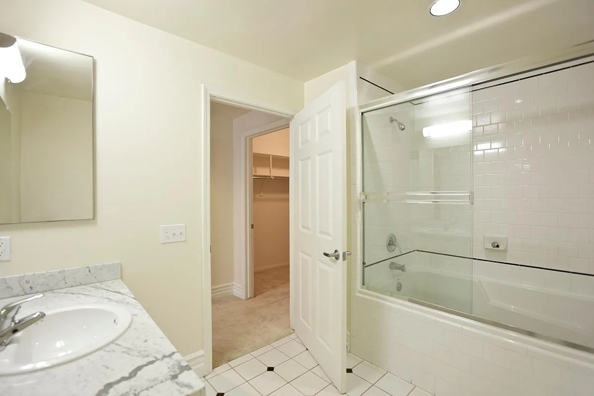 13940 Moorpark St — Photo 4
