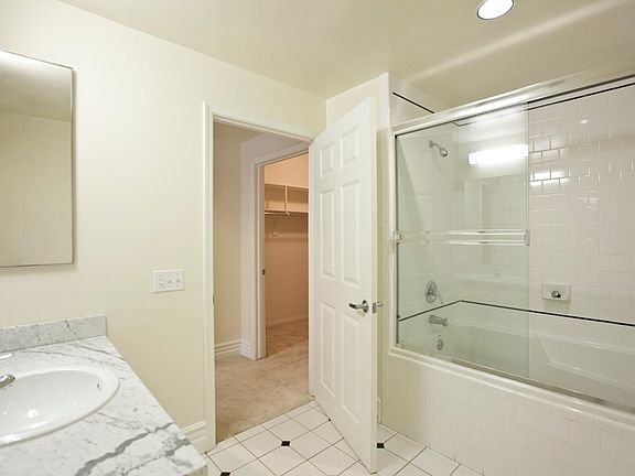 4th image of 13940 Moorpark St