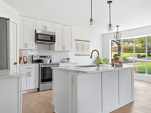 3rd image of 6505 Riviera Dr