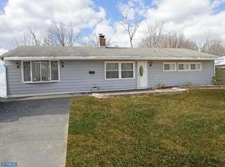 27 Teaberry Ln, Levittown, PA