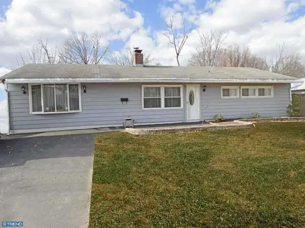 27 Teaberry Ln, Levittown, PA 19054