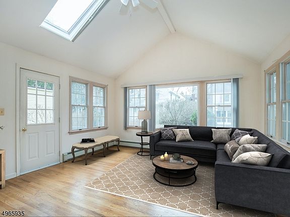 2nd image of 7 Arlington Pl #1X