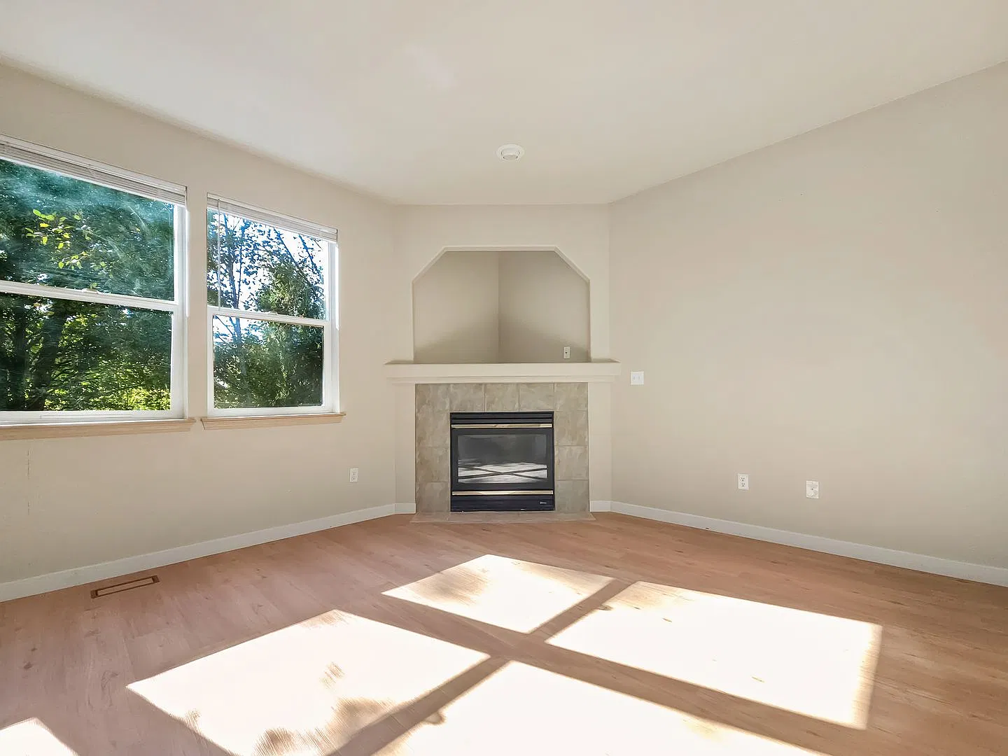 Bright 4 Bedroom Home in a FamilyFriendly Neighborhood — Photo 4