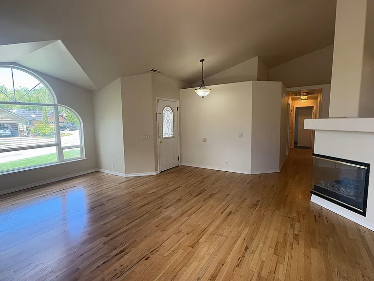 1652 Inverness Dr — Photo 2