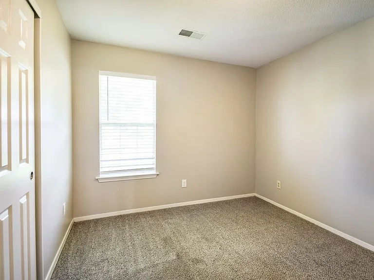 2545 Waverly Dr — Photo 12