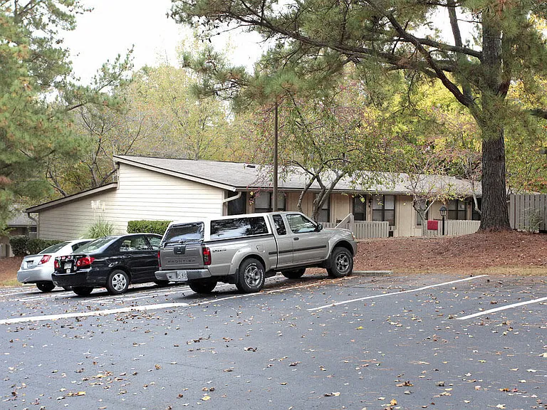 Elmwood Apartments — Photo 8
