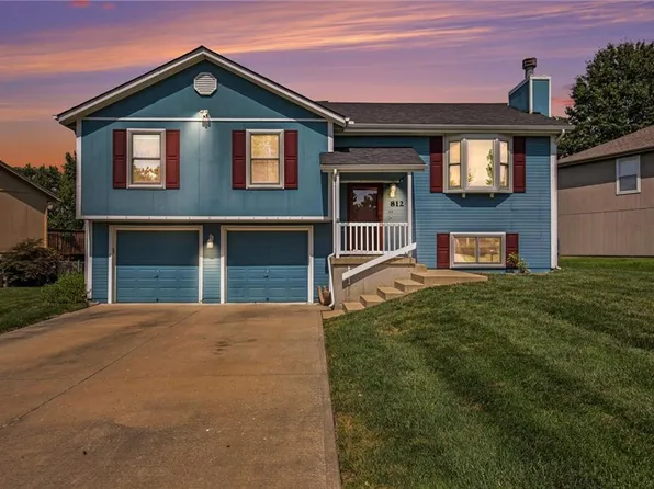 812 Applewood Ln, Belton, MO 64012