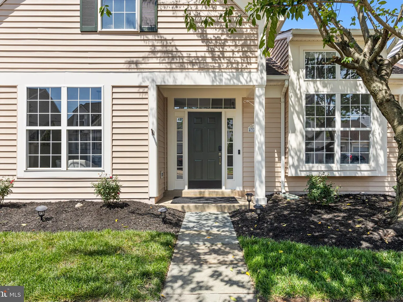 3 bed, 2.5 bath, 2048 sqft, $3,300 — Photo 2