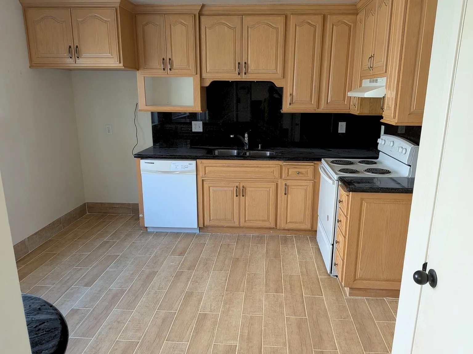 3 bed, 2.5 bath, 1372 sqft, $2,600 — Photo 4