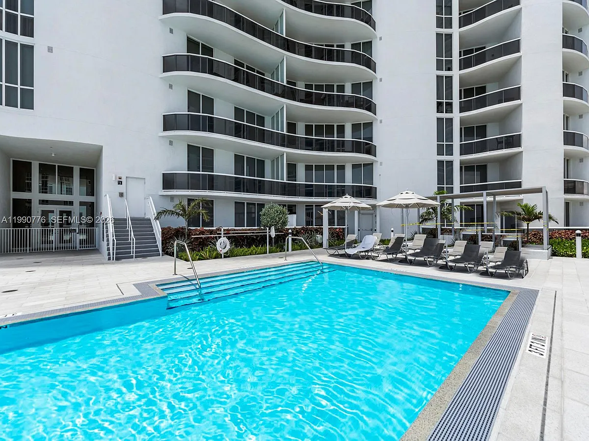Building Photo - 15901 Collins Ave #403