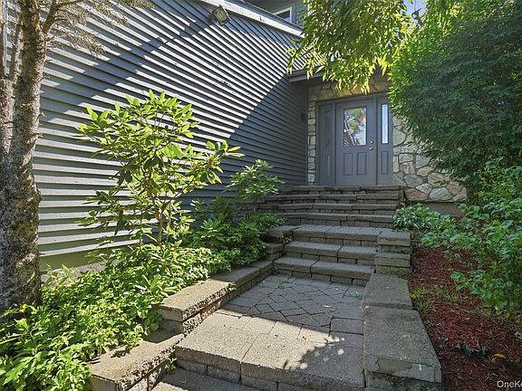 3rd image of 985 Craigville Road