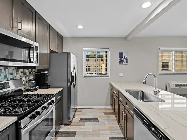1703 W Catalpa Dr — Photo 7