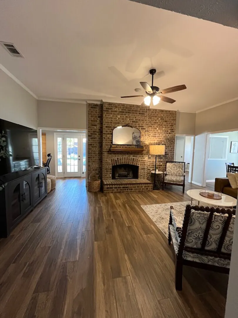 Whole House, No Stairs, King Bed, Full Kitchen & Relaxing Backyard — Photo 2