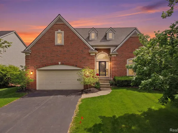 735 Kentbrook Dr, Commerce Township, MI 48382