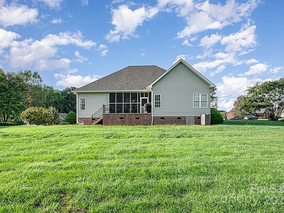 5th image of 183 Donsdale Dr