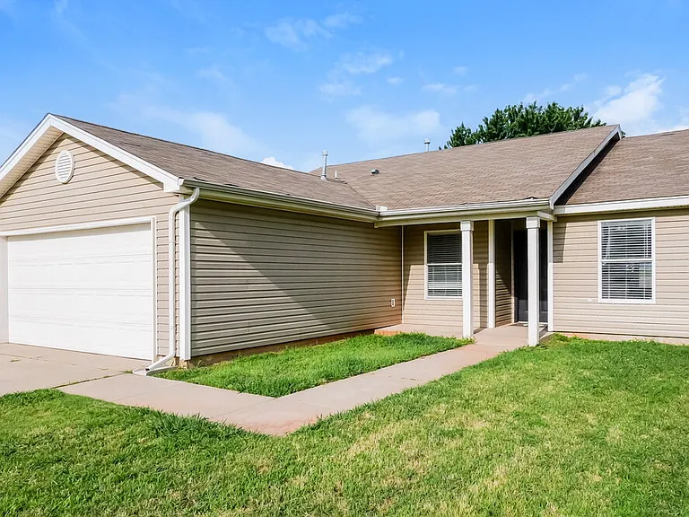 1101 Edinburg Dr — Photo 3