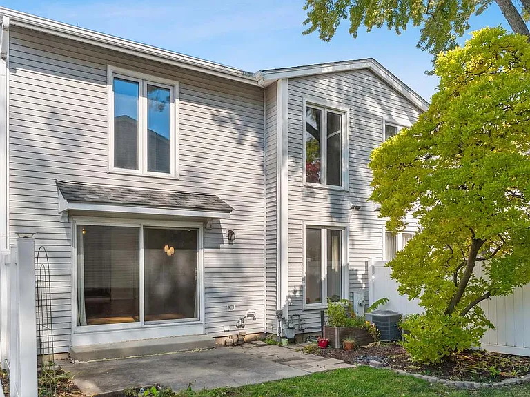 527 Winston Ln — Photo 13