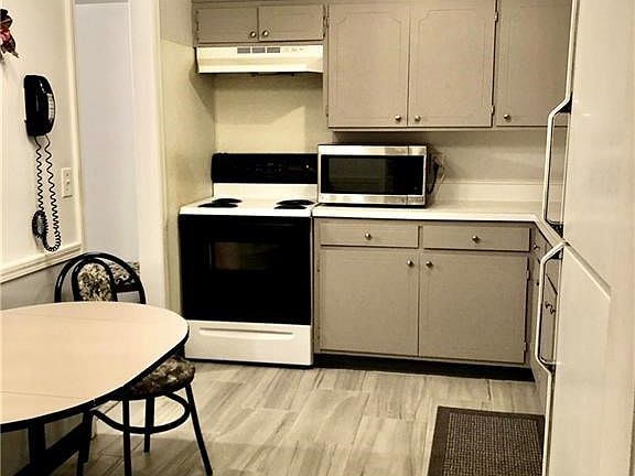 4th image of 4 Meadowlawn Dr #4-02
