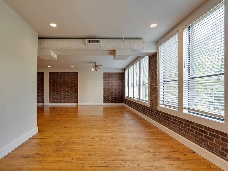 123 S Court Ave — Photo 2