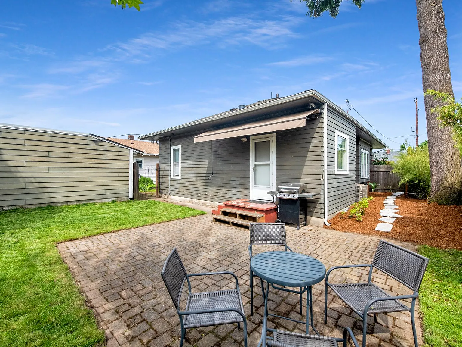3 bed, 1.5 bath, 1970 sqft, $3,000 — Photo 2